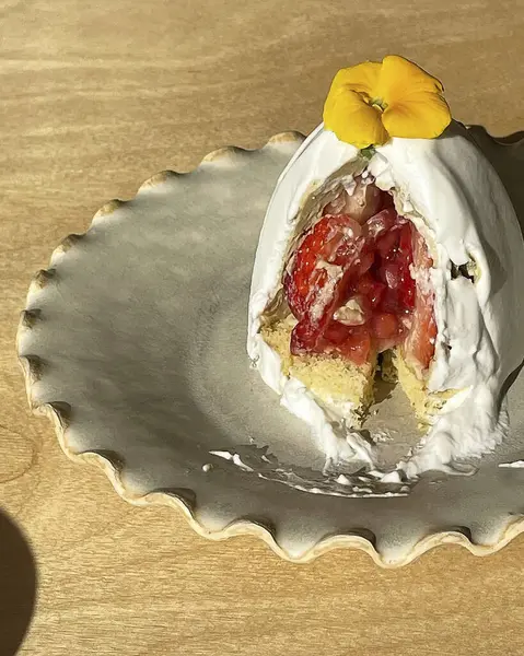 Çilekli Pasta krema ile