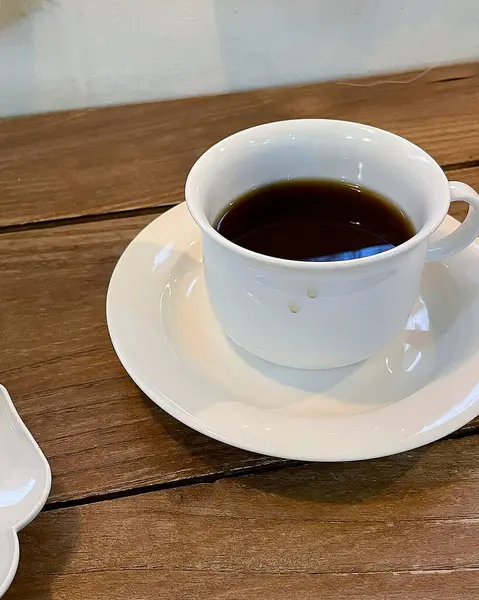 Beyaz arka planı olan bir kahve fincanı.