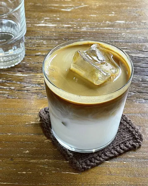 Buz küplü bir bardak buzlu kahve.