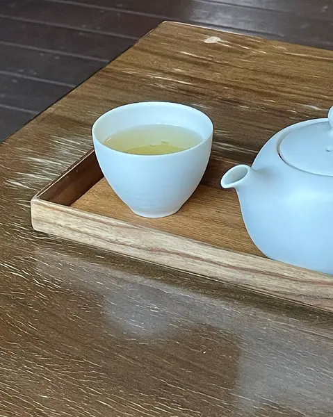 Bir fincan çay iç.