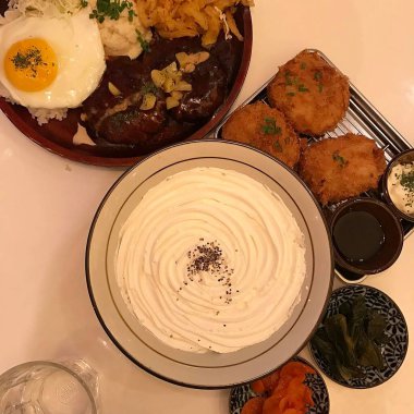 Bir tabak sığır etinin mutfak fotoğrafı.