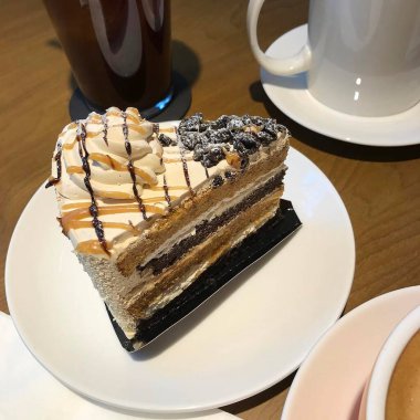 Kremalı ve kahveli çikolatalı kek.