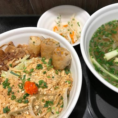 Lezzetli Asya yemeklerinin yakın görüntüsü