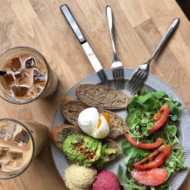 Sağlıklı kahvaltı. Taze yumurtalı taze organik salata, kahve, ekmek, tost ve peynir.