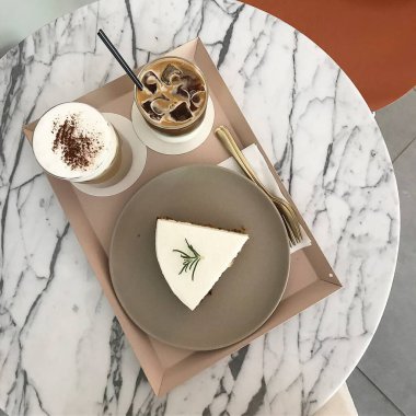 Kahve ve kek üzerine tablo