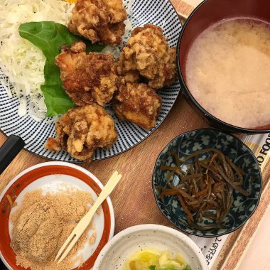 Japon yemeği, kızarmış tavuk, pirinç ve soya soslu erişte.