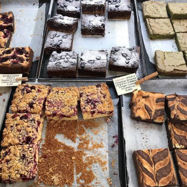 Sergilenen tatlı ve lezzetli bir kekin dikey çekimi