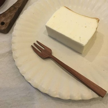 Bir parça ekmek ve bıçağın yakın plan çekimi.