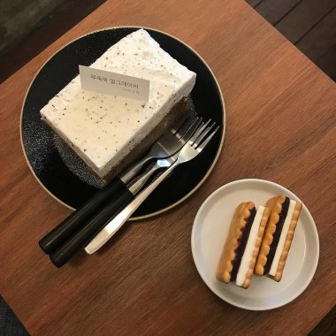 Bir fincan çayla nefis bir pasta.