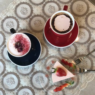Sütlü, çilekli, çikolatalı ve kremalı kapuçino.