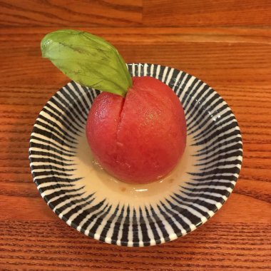 Tabakta taze kırmızı elma