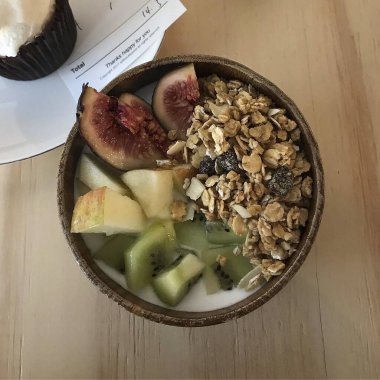 Lezzetli bir kahvaltı kâsesinin taze meyveli yakın çekimi.