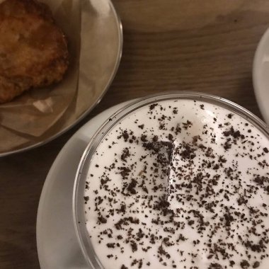 Kahve fincanı ve çay masanın üstünde.