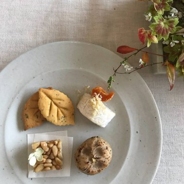 Fındıklı ve meyveli çikolatalı kek.