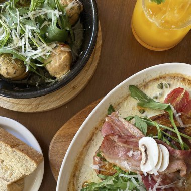 Kahvaltıda yumurta, jambon, salata ve ekmek