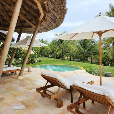 Şemsiyeli tropik tatil yeri havuzu