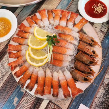 Deniz ürünleri ve baharatlı taze karidesler.