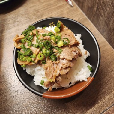 Domuz eti ve sebzeli kızarmış pirinç.