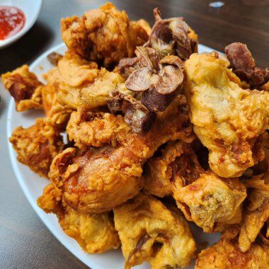 sarımsak ve soslu kızarmış tavuk.