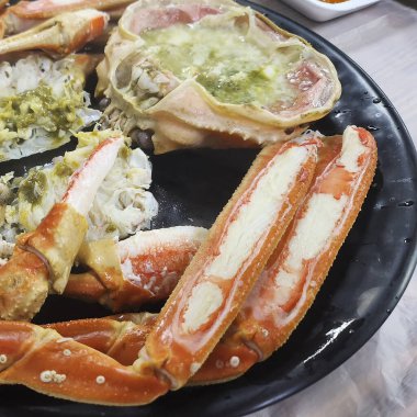 buz üstünde taze deniz ürünleri