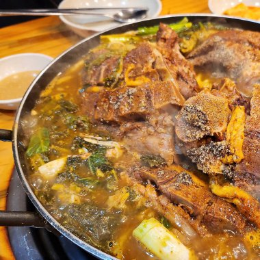 Biftek, okokkimchi ve sebzeli geleneksel Kore sığır eti güveci.