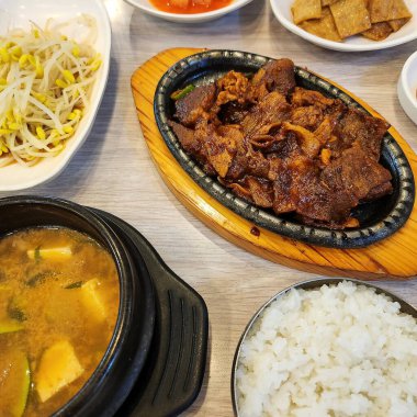 Geleneksel Kore bifteği kimchi