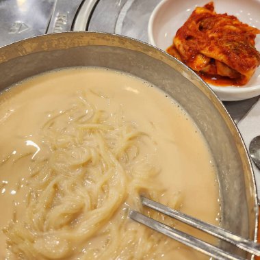 Kızarmış eriştenin mutfak fotoğrafı.