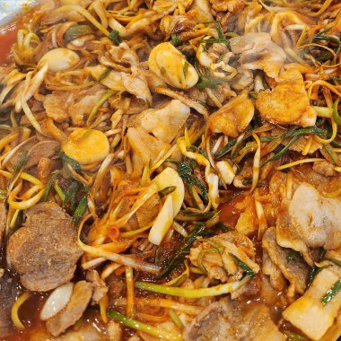 Tavuk ve sebzeli kızarmış şehriye.