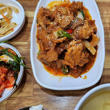 Kore yemeği ve kızarmış tavuk.