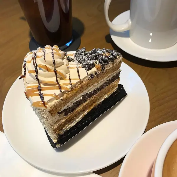 Kremalı ve kahveli çikolatalı kek.