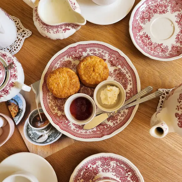 Çay ve tatlılar masada.