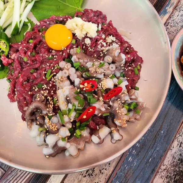 Kızarmış erişte, domuz eti ve sebzeli.