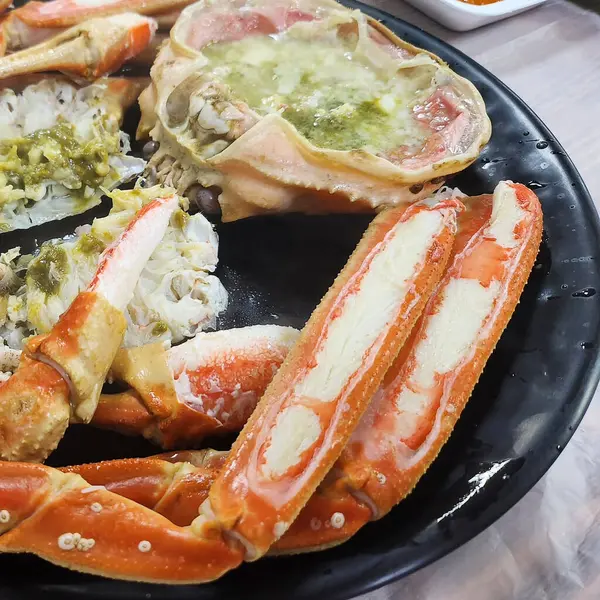 buz üstünde taze deniz ürünleri