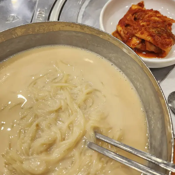 Kızarmış eriştenin mutfak fotoğrafı.