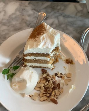 Kremalı ve fındıklı kek.