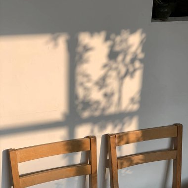 Bahçedeki boş sandalyeler