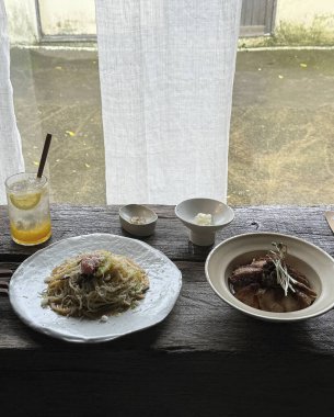 Yakın plan - masadaki lezzetli yemek manzarası