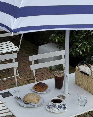 Kahve fincanı ve çay masada.