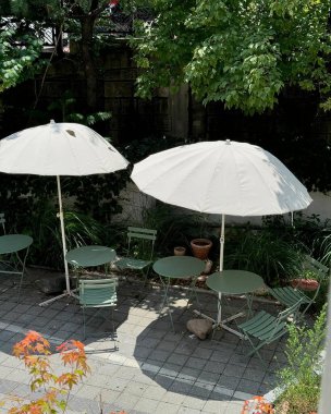 Şehirdeki bir kafe manzarası