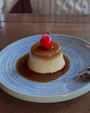 Çilek reçeli ve kaşıklı lezzetli bir tatlının yüksek açılı çekimi.