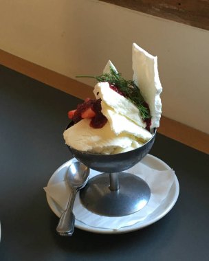 Çilekli ve naneli dondurma.