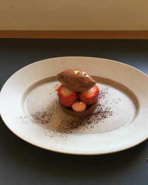 Çikolatalı ve çilekli dondurma.