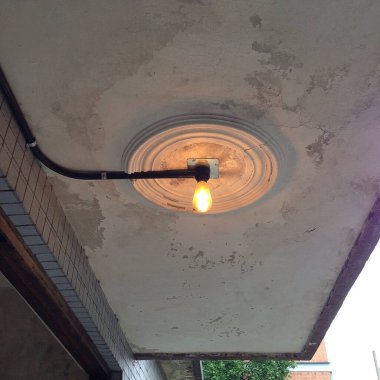 Pencereli eski tuğla duvar