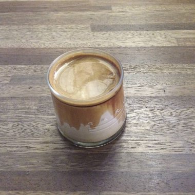 Tahta masada bir bardak kahve.