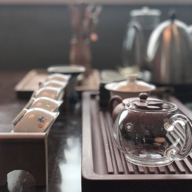 Bir bardak kahveyle bir fincan kahveyi yakınlaştır.