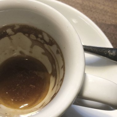 Sıcak kahve ve bir fincan kahve.