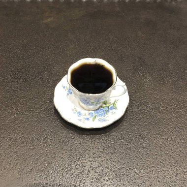 Bir fincan çay ve bir fincan çay.