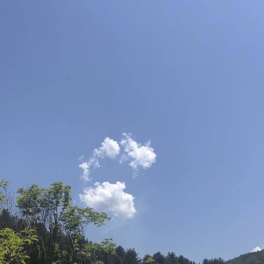 Bulutlu mavi gökyüzü, doğa