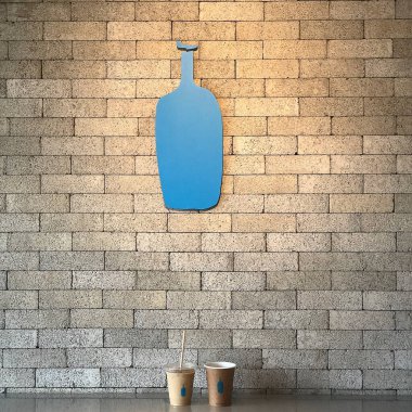 Duvarda mavi kahve kupası var..