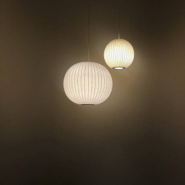 Odada beyaz tavan lambaları